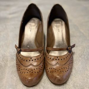 Kenneth Cole Reaction Camel Tan Brown Leather Studded Wingtip Heels Shoes Size 8
